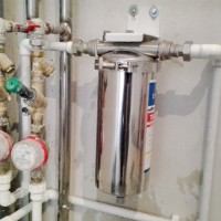 Универсальный магистральный фильтр для комплексной очистки горячей и холодной воды.